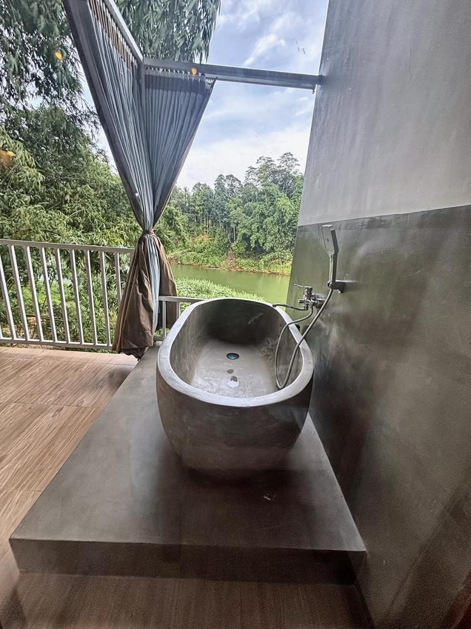 Superior King Suite