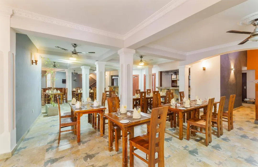 Hotel Travellers Nest Kandy-1