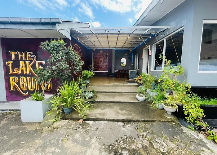 The Lake Round Guest House Kandy